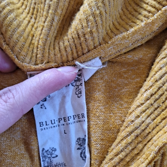 Blu Pepper Mustard Yellow V-Neck Knit Sweater L - Picture 2 of 2